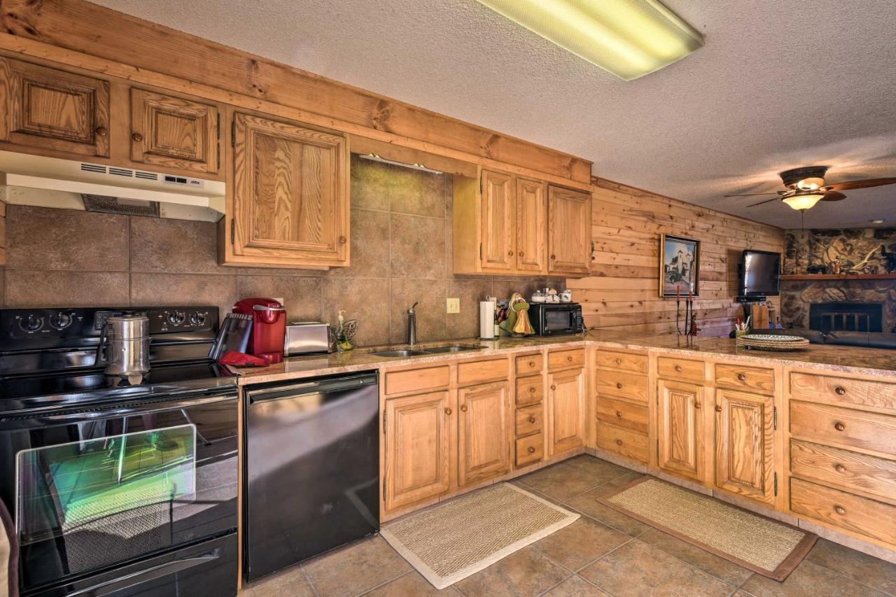 Downtown Red River Retreat With Mtn Views And Yard Екстериор снимка